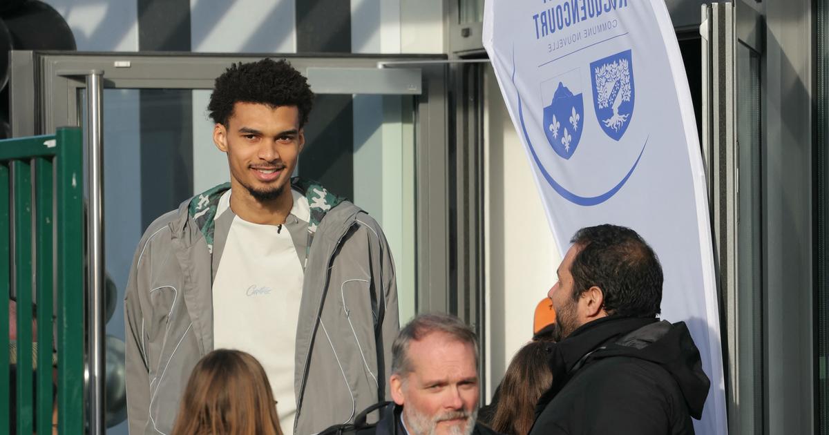 «C’est la première chose que j’ai voulu faire» : Wembanyama inaugure deux terrains de basket au Chesnay, sa ville natale (en images)