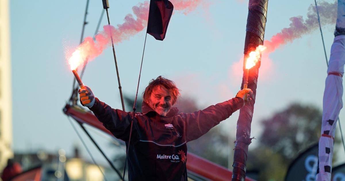 Vendée globe : arrivées aux sables d'olonne de yannick bestaven (hors course) et de romain attanasio (14e)