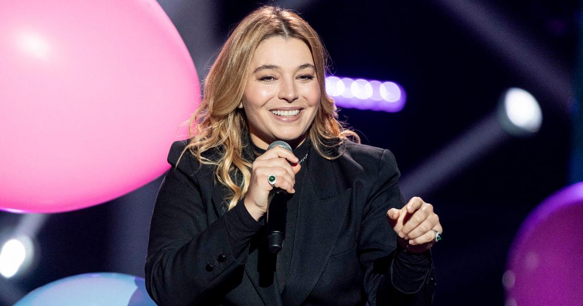 Même Une Chanteuse De Télé Innocente A Besoin De Sexe... Santa fan d’une chanteuse mondialement connue, une collaboration dans