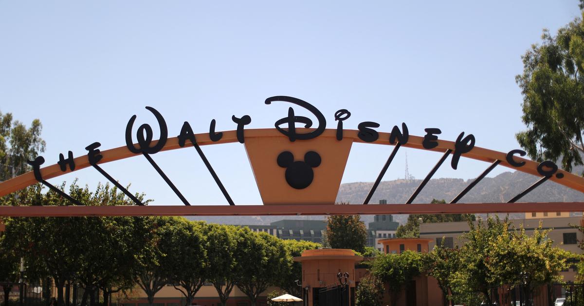 ディズニーはダンボまたはピーターパンの周りの「目覚めた」警告を明るくします