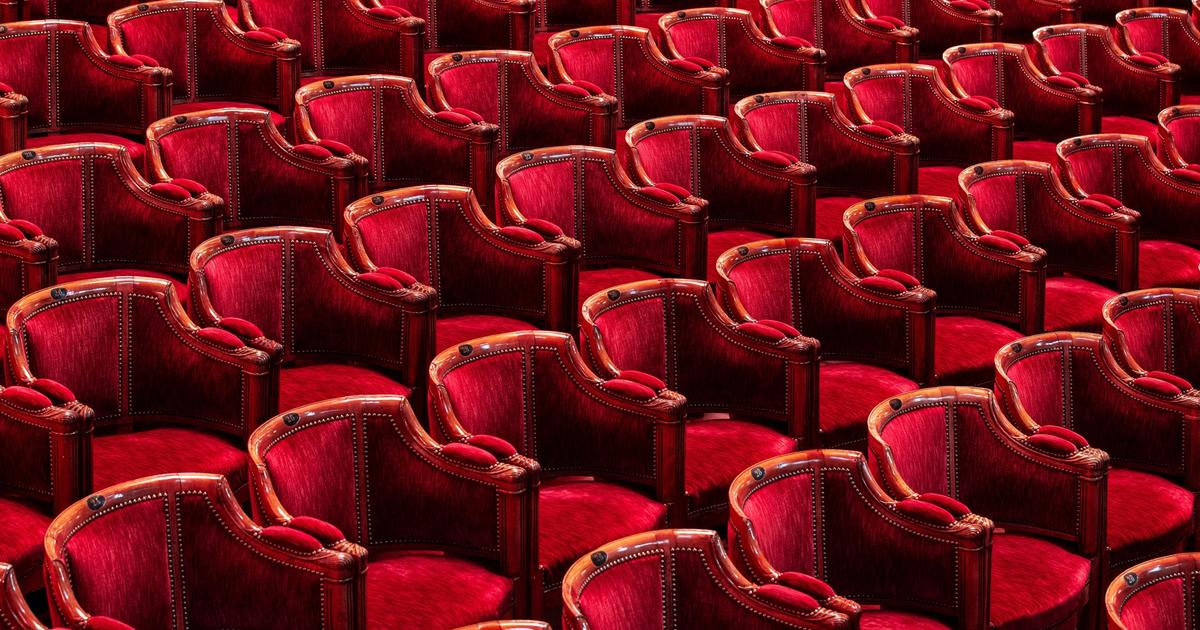 The theater of the Champs-Élysées affected by a fire in full performance, the spectators evacuated