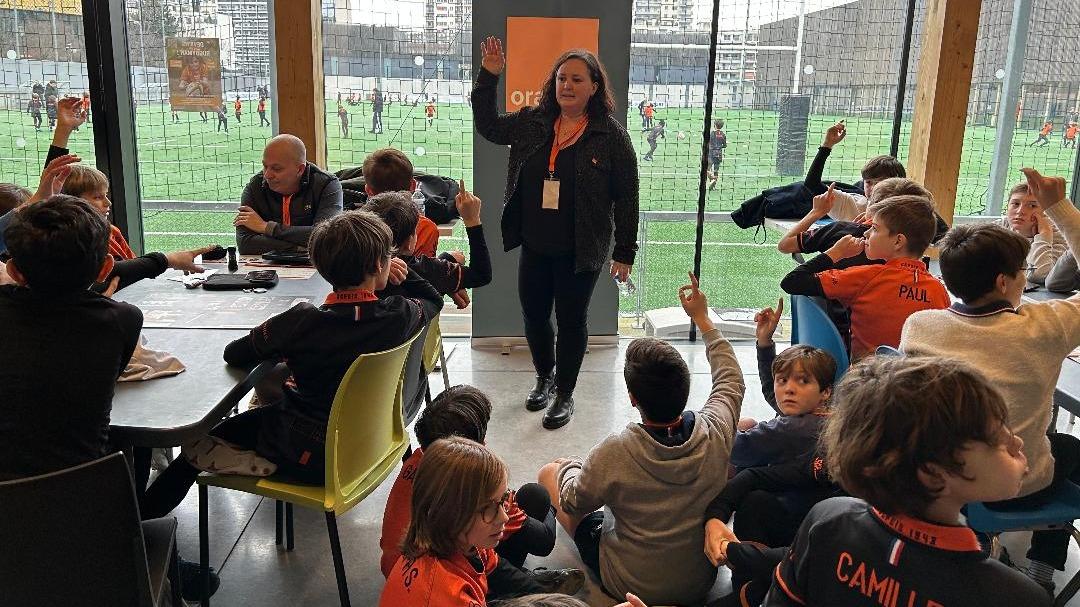 オレンジがデジタル危険を抱えたラグビーの学校を知っているとき