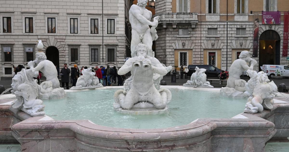 Mud spreads in the fountains of Rome after heavy rains