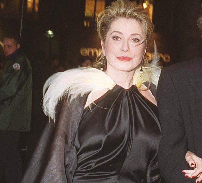PHOTOS - Catherine Deneuve : ses plus beaux looks aux César des années ...