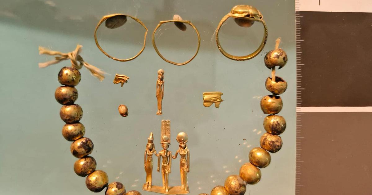 2600 -year -old gold jewelry, found near the Egyptian temple of Karnak