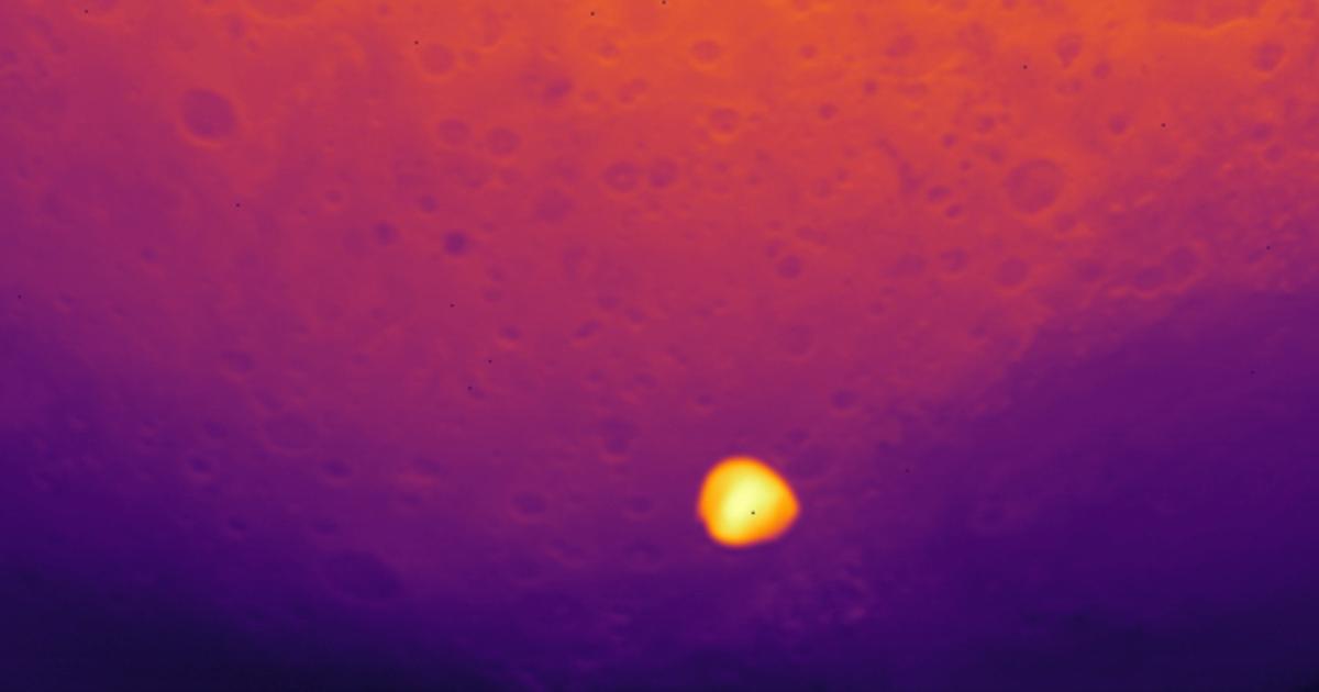 ヘラは、小さな火星の月であるデイモスの隠された側面からの珍しいショットを明らかにします