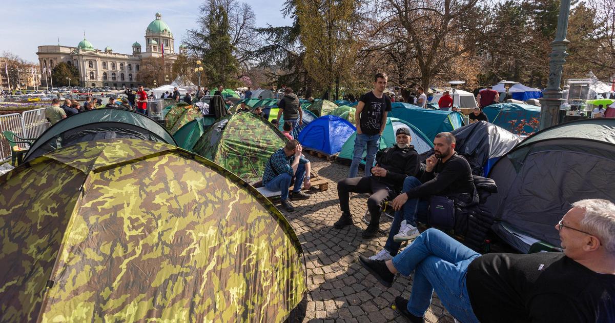 Aleksandar Vucic大統領は彼の「偽の学生」を動員して反乱に対抗する