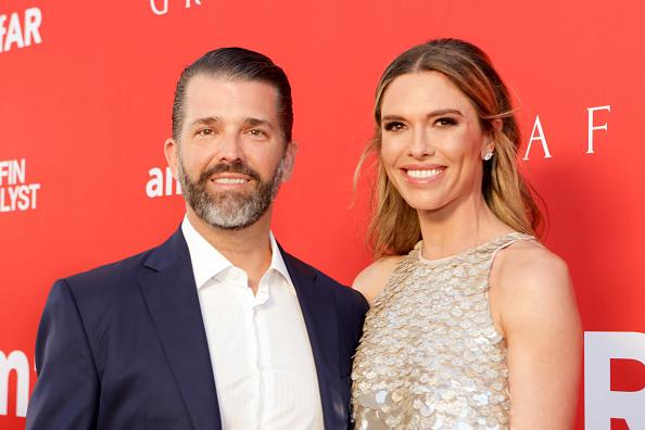 Donald Trump Jr. officialise sa romance avec Bettina Anderson sur tapis rouge lors du gala de l’amfAR
