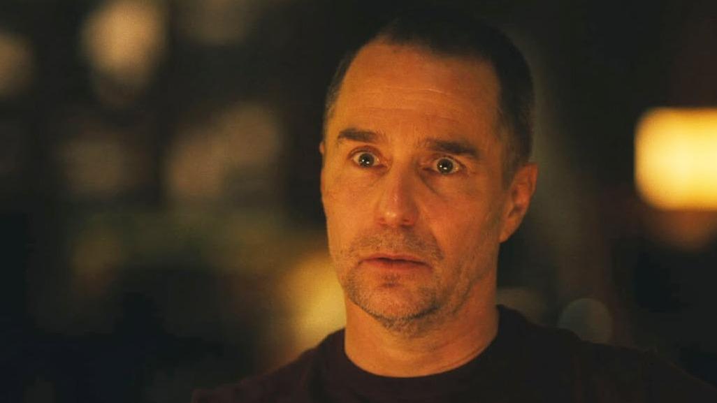 «Pourquoi je ne résiste pas à cette Thaïe aussi mignonne ?» : que voulait nous dire le monologue sexo-philosophique de Sam Rockwell dans The White Lotus ?
