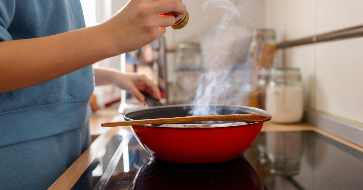 Pourquoi il ne faut pas verser ses épices directement au-dessus de la poêle