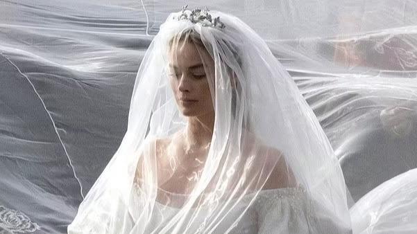 Margot Robbie et sa robe de mariée spectaculaire dans les landes sauvages du Yorkshire