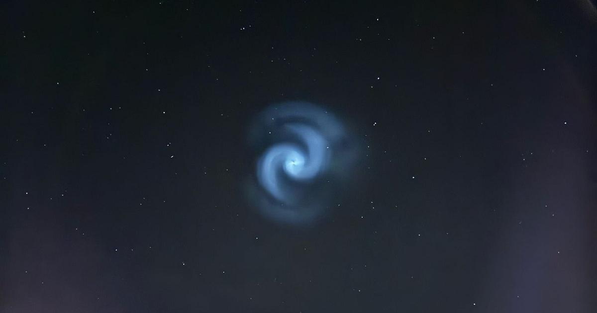 Après le passage d’une fusée de SpaceX, une mystérieuse spirale bleue illumine le ciel