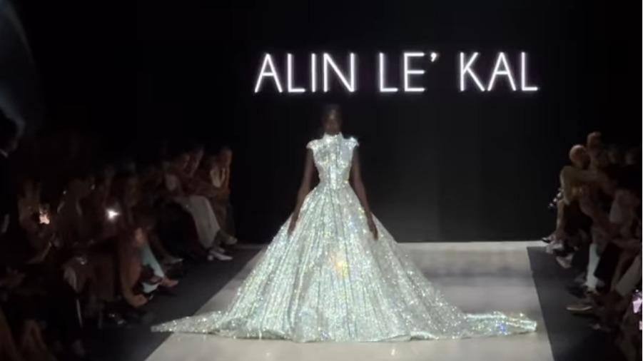 150 kg et plus de 96 000 cristaux Swarovski cousus dessus, découvrez la fameuse «robe à un million de dollars»