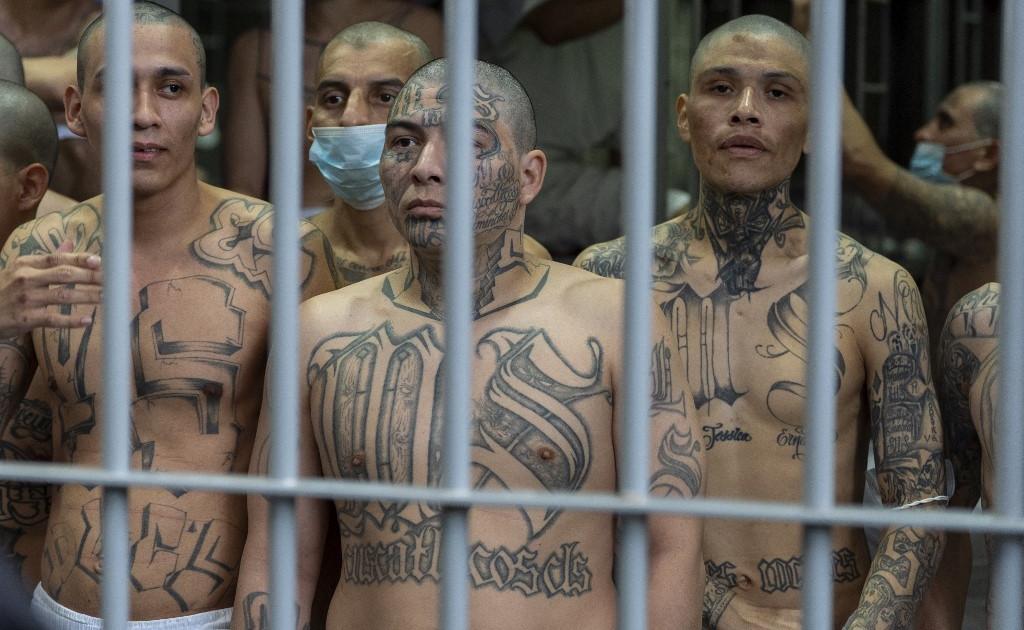 Détenus multitatoués, torse nu, crânes rasés... les images surréalistes de la visite de la secrétaire d’État américaine dans une méga prison salvadorienne