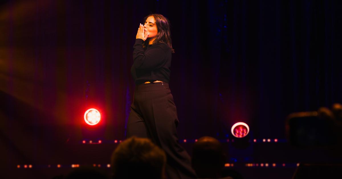 La première parisienne d’Inès Reg, la Miss 100 000 volts de l’humour