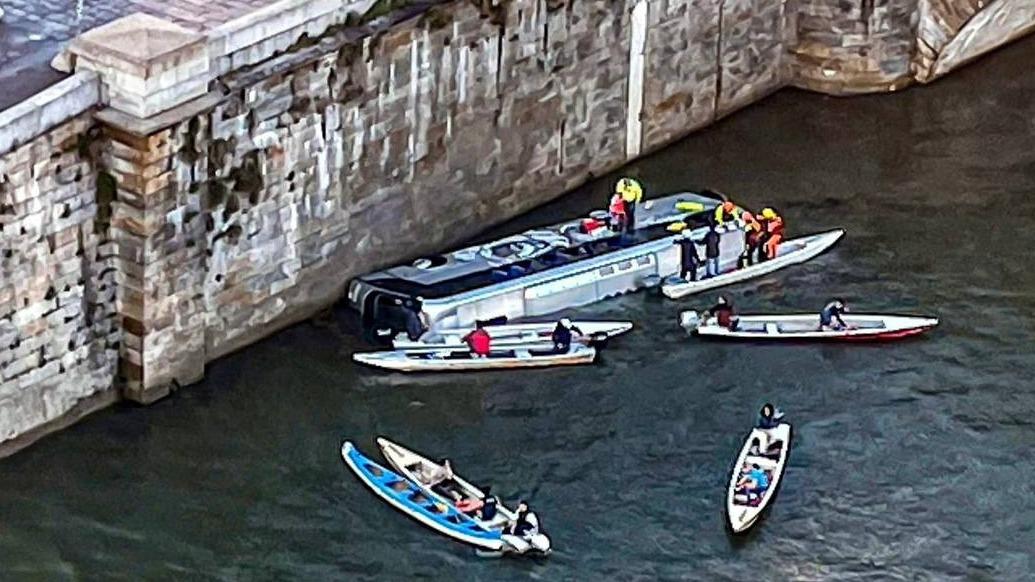 Turin : l’impressionnante chute mortelle d’un car dans un fleuve