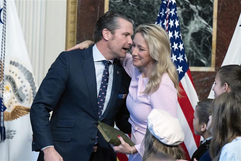 États-Unis : l’épouse du secrétaire américain à la Défense Pete Hegseth aurait assisté à deux réunions militaires sensibles