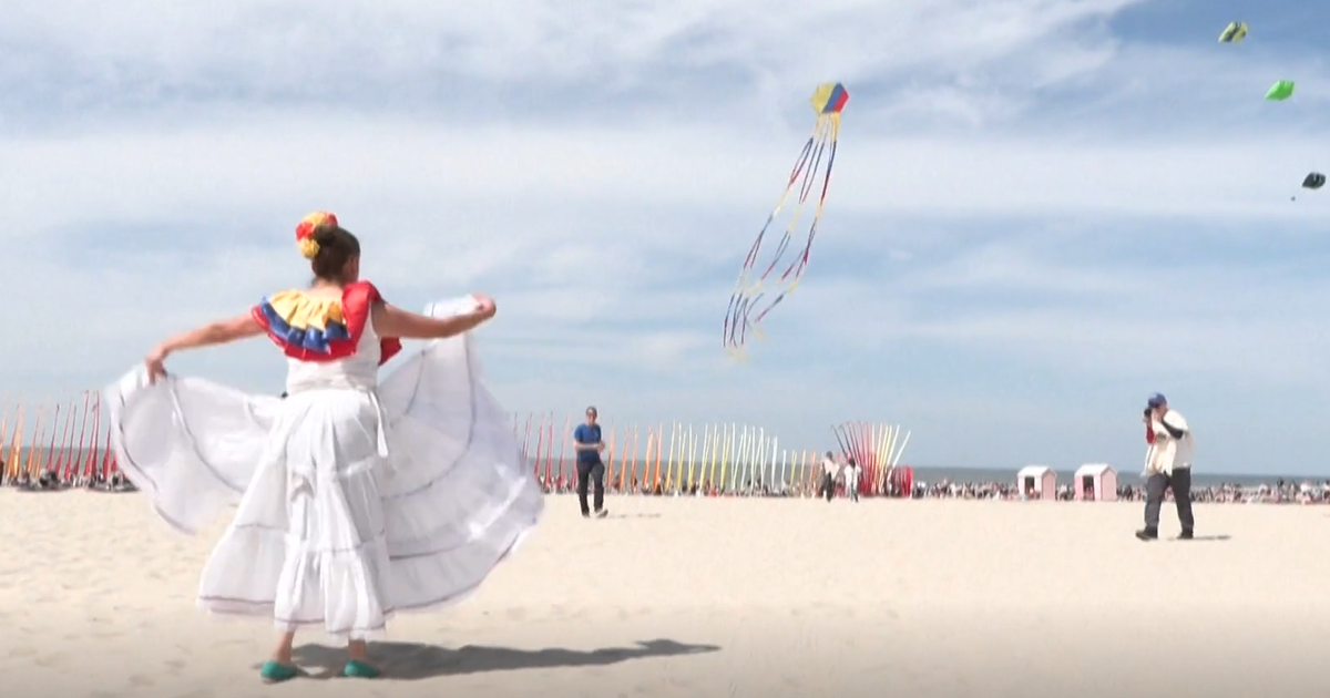 À Berck, les cerfs-volants colombiens survolent les plages de la Manche cette année