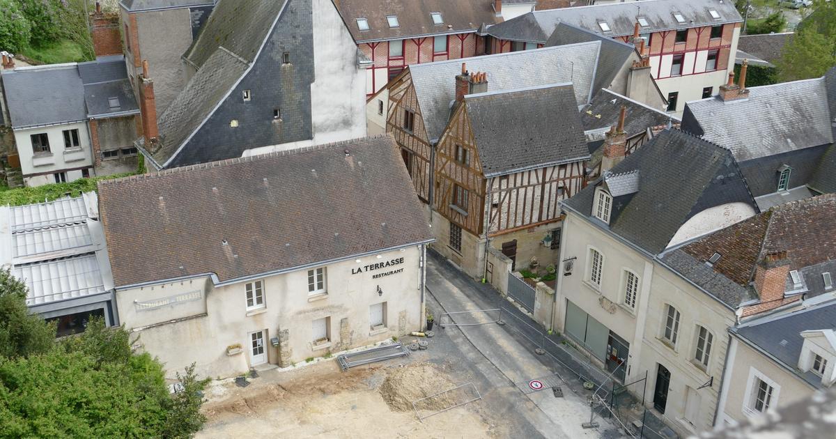 At the foot of the Château d’Amboise, inhabitants exasperated by the rampart crisis which threatens to collapse