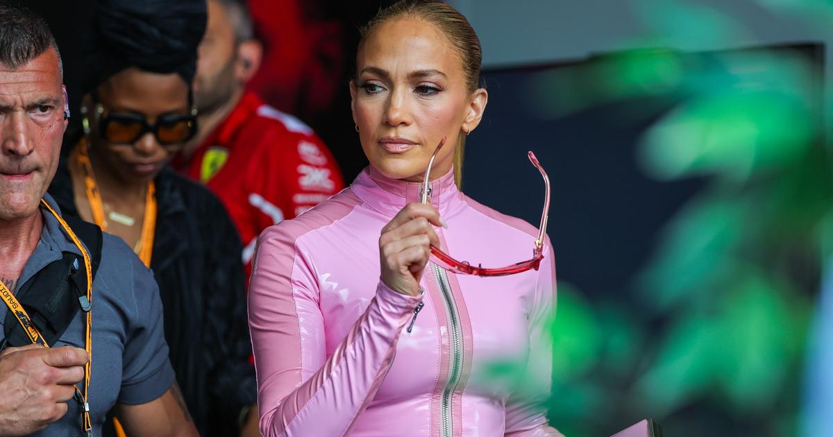 En combinaison moulante de latex rose, Jennifer Lopez signe une apparition remarquée au Grand Prix de F1 d’Arabie saoudite