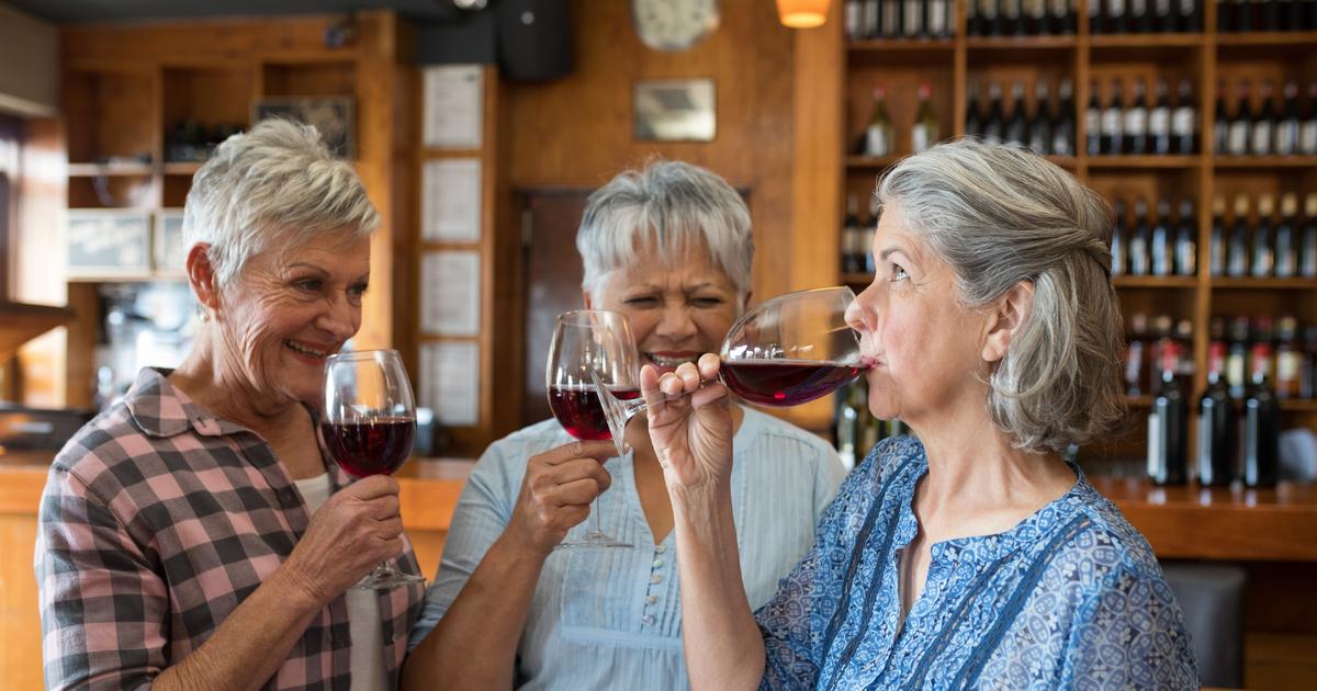 «Maintenant, le vin blanc me donne des maux de tête» : peut-on vraiment devenir intolérant au vin avec l’âge ?