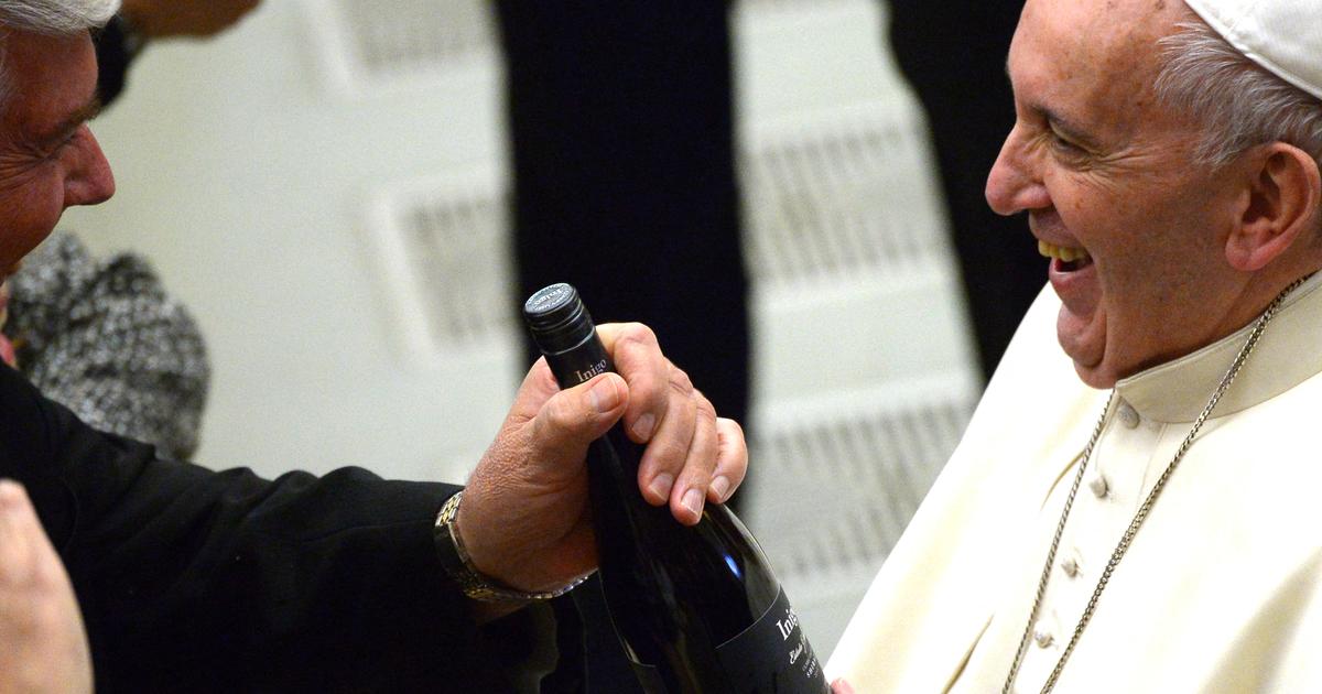 «Terminer un repas de noces en buvant du thé, ce serait une honte» : le pape François, un fervent défenseur de l’industrie viticole