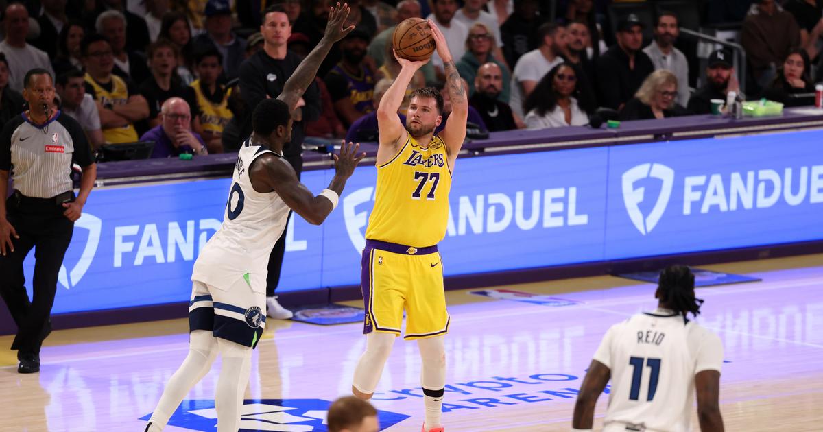 Doncic No-Look Shot: Curry-Like Magic