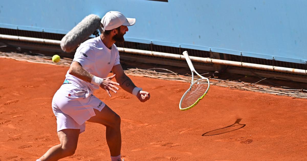 Tennis : en vidéo, le craquage de Corentin Moutet qui fracasse sa raquette à Madrid