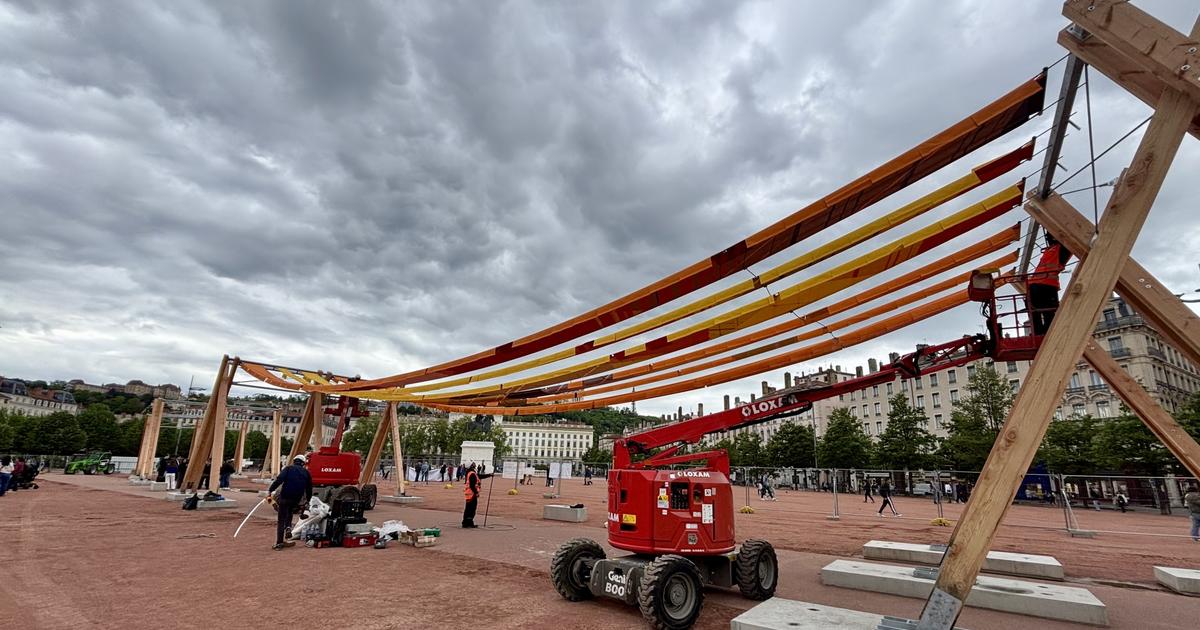 lyon-les-ombri-res-g-antes-de-la-place-bellecour-se-d-voilent-peu-peu