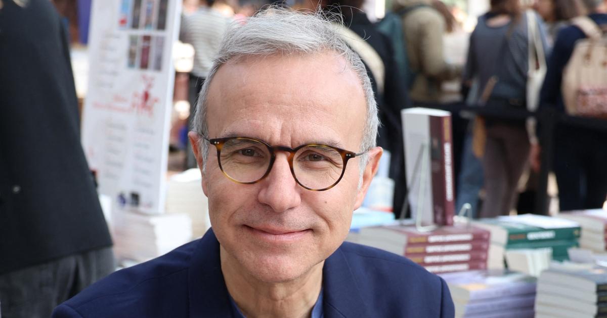 Découvrez l'appartement parisien de Philippe Besson : un havre de lumière et de simplicité