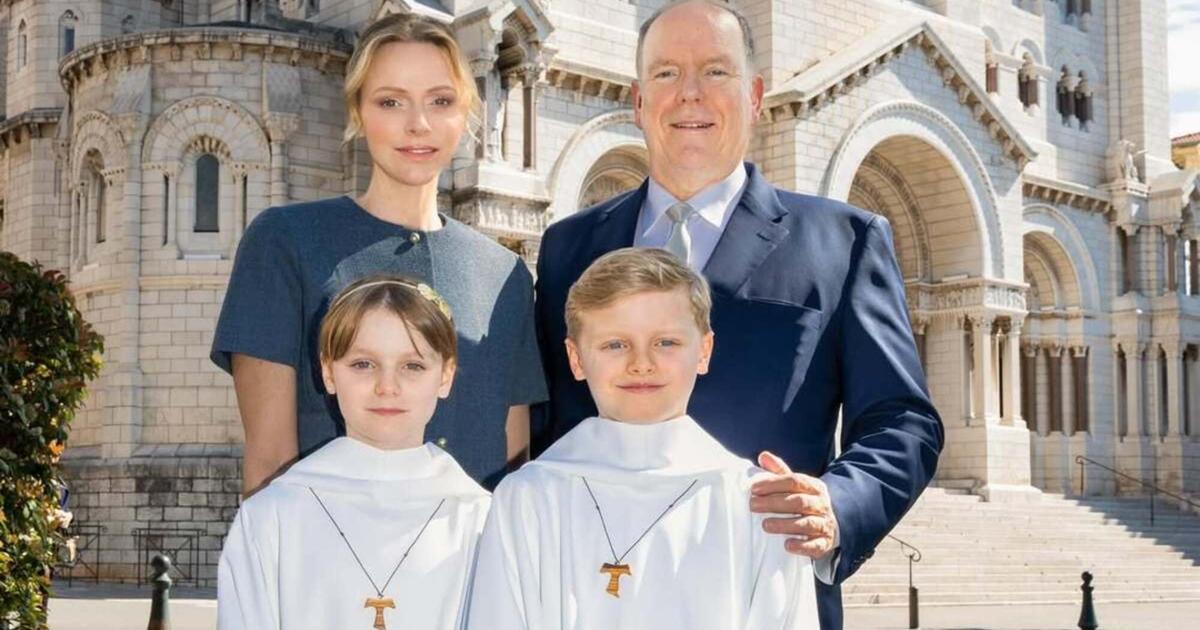 Croix catholiques et aubes immaculées : en photos, Jacques et Gabriella de Monaco font leur première communion