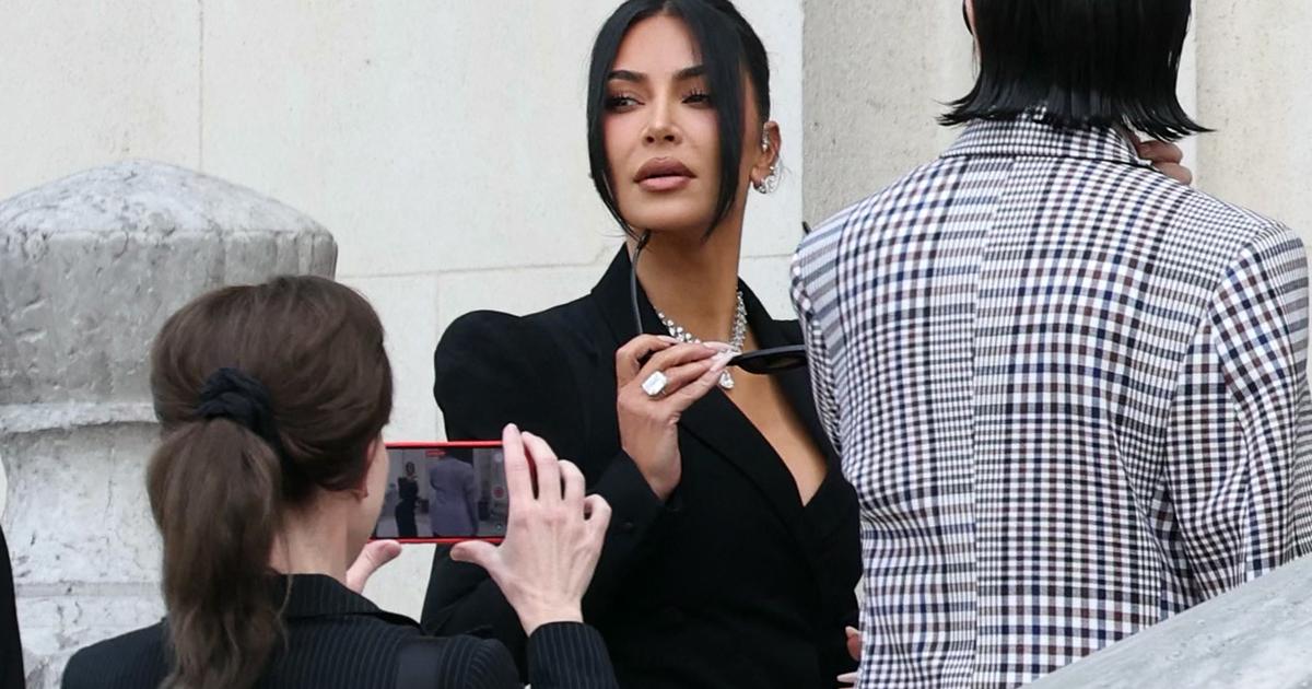 L’entrée fracassante de Kim Kardashian, parée de diamants, dans un ensemble noir à rayures banquier, au palais de justice de Paris
