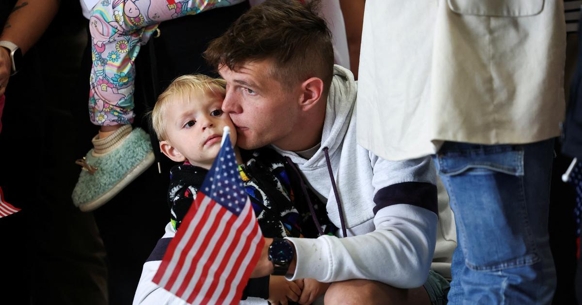 «Bienvenue sur la terre de la liberté» : les images de l’arrivée des premiers réfugiés blancs d’Afrique du Sud aux États-Unis
