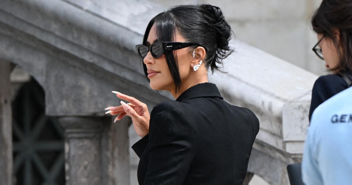 Robe nuisette et manteau bordé de fourrure : la sensationnelle sortie nocturne de Kim Kardashian après son procès