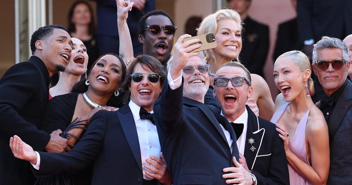 Tom Cruise s’arrête longuement devant les barrières de sécurité pour partager avec ses fans à Cannes