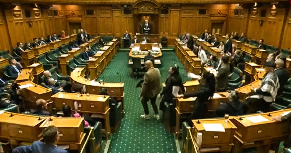 Nouvelle-Zélande : six mois après avoir fait un haka, des députés maoris menacés d’expulsion temporaire du Parlement