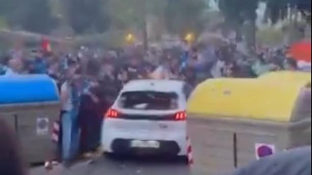 エスパニョールとバルサの間のバルセロナダービーの前で、車が群衆の中に駆け込み、13人が負傷しました