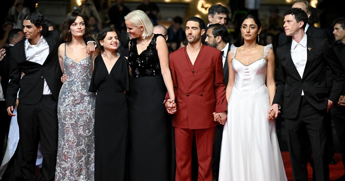 Leïla Bekhti, divine en blanc, vient soutenir Tahar Rahim sur les marches de Cannes