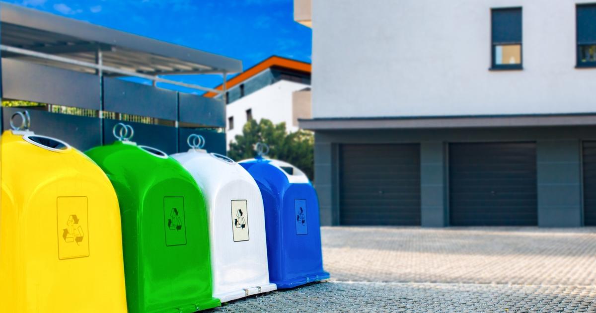 La mairie a installé des conteneurs à déchets devant ma maison, comment contester cette décision?