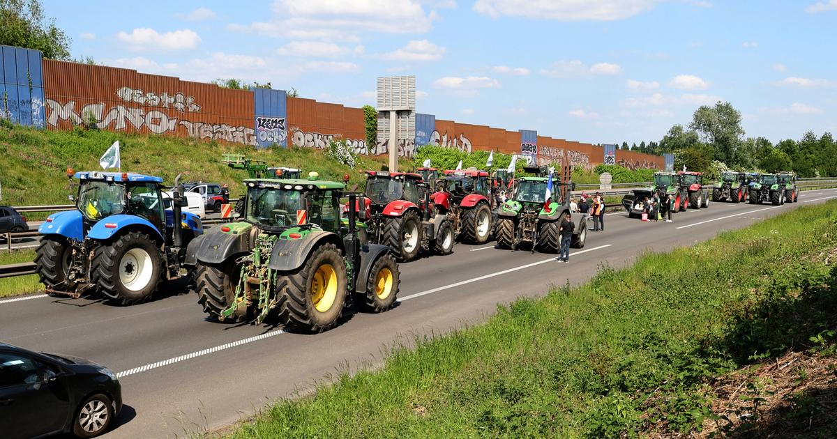 «On crève en silence» : des agriculteurs manifestent avec un cercueil devant la préfecture de l’Oise