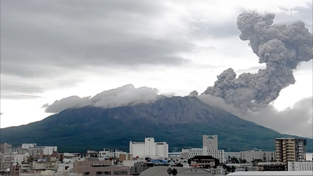 Japon : les impressionnantes images de l’éruption du volcan de Sakurajima
