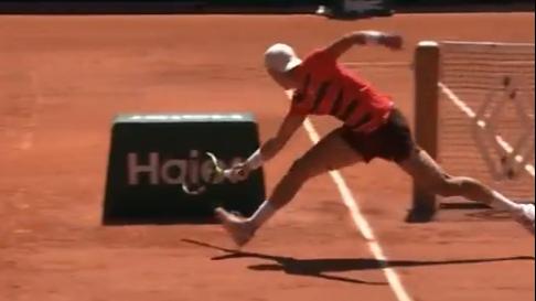 Roland-garros : en vidéo, le point magistral de rune en contournant le filet face à halys