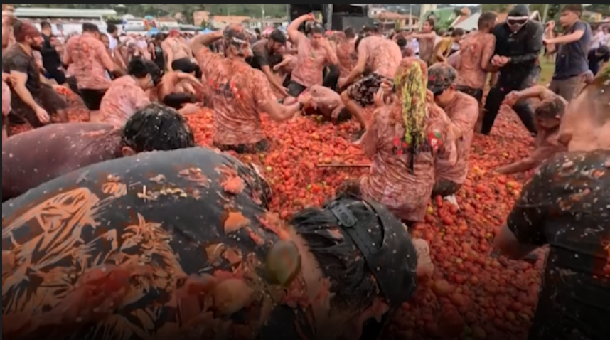 Colombie: les images de la bataille géante de tomate à sutamarchan