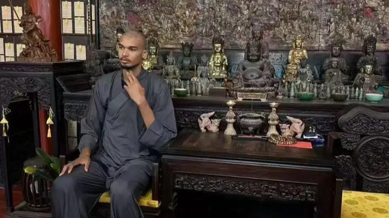 シャオリンの僧ksと一緒に中国の寺院の霊的な隠れ家で、ビクター・ウェンバニャマは頭を剃った