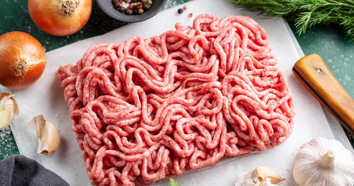 サルモネラのリスクのためにフランスのいたるところに思い出された肉