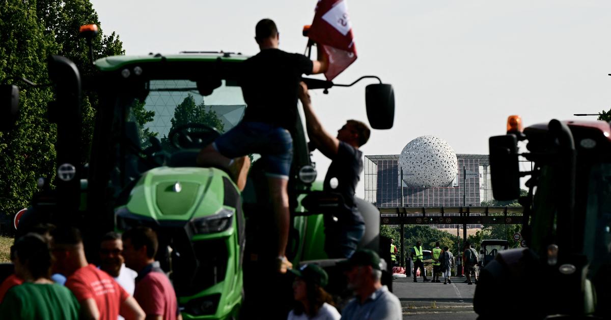 Futuroscope : les agriculteurs bloquent l’accès au parc pour défendre l’irrigation agricole