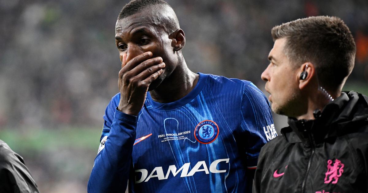 チェルシープレーヤーが試合のボールに触れずに赤いカードを取るとき