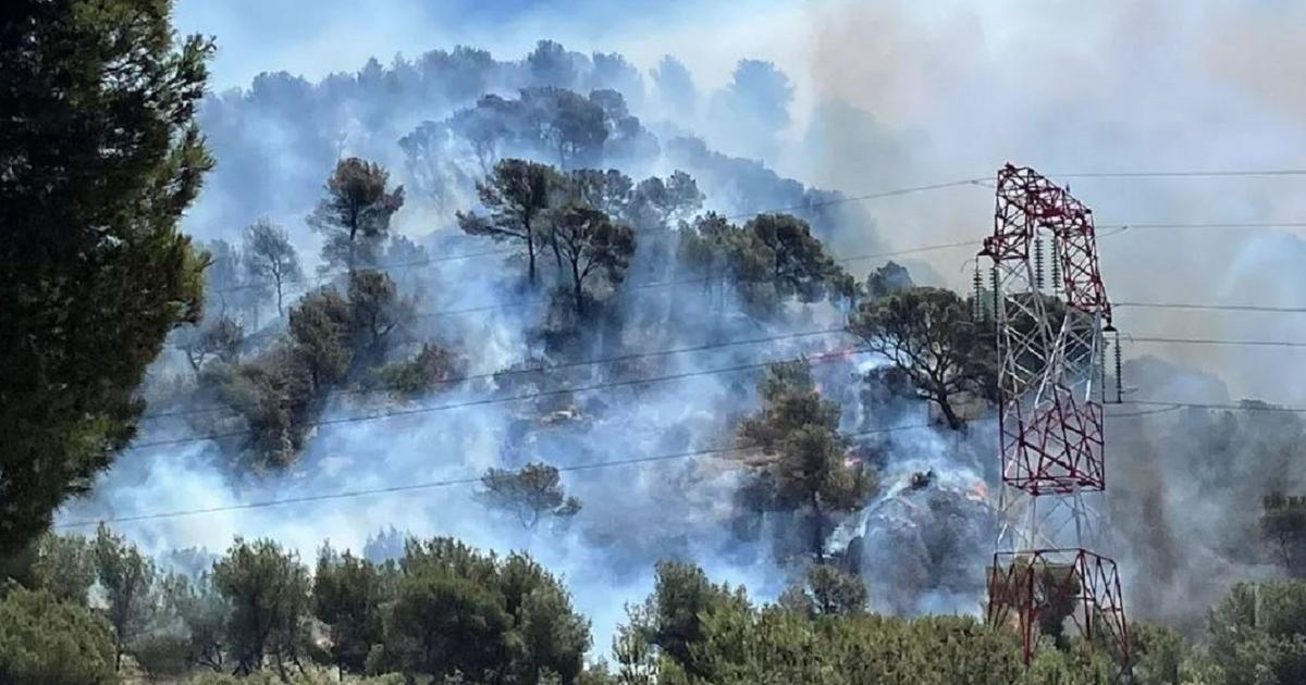 Violent incendie aux portes de Marseille : l’aéroport fermé jusqu’à nouvel ordre, des habitants appelés à se confiner