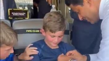 Nasser Al-Khelaïfiは、スタンドで負傷した子供を扱い、チェルシーとの決勝に彼を招待します