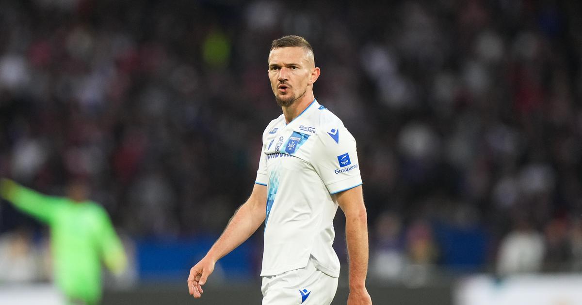 ロシアで2番目にベストリーグ1ファイル通行人